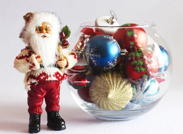 Дед Мороз и рождественские елки в круглой стеклянной вазе — стоковое фото
