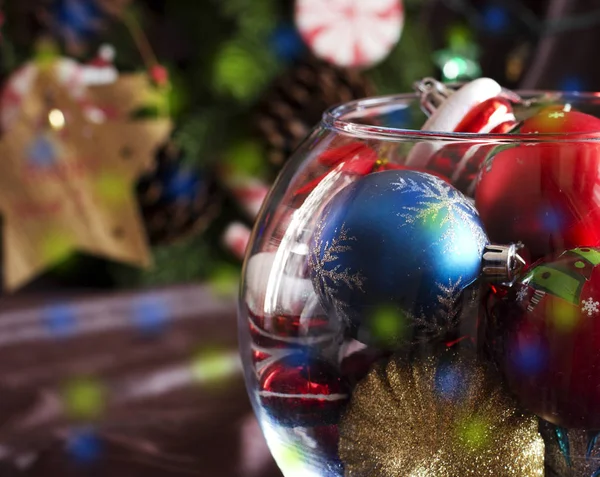 Рождественские игрушки в круглой стеклянной вазе — стоковое фото