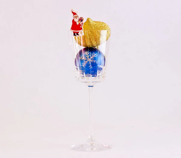 Bolas de Navidad y Santa Claus en una fouger de cristal — Foto de Stock
