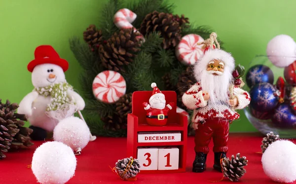 Санта-Клаус и новогодний календарь 31 декабря на backgr — стоковое фото