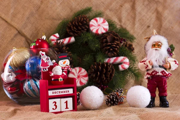 Рождественский еловый венок с конусами и конфетками, Санта-Клаус и Кэл — стоковое фото