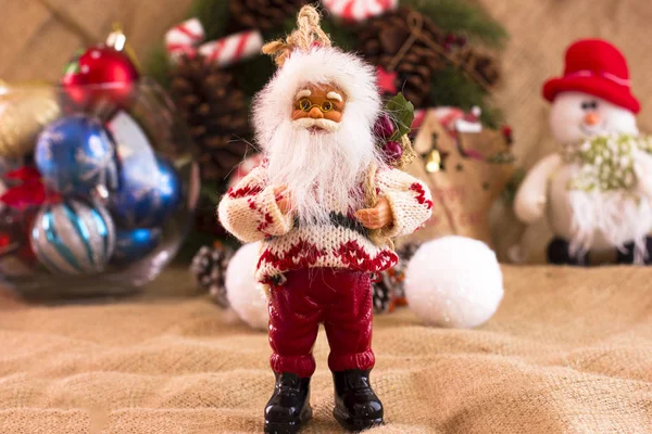 De kroon van Kerstmis spar met kegels, snoepjes, Santa Claus en cal — Stockfoto