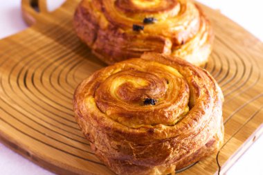 Puf böreği üzerinden üzümlü bükülmüş topuz