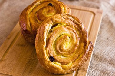 Puf böreği çul üzerinde gelen üzümlü bükülmüş topuz