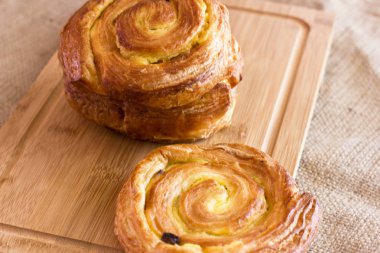 Puf böreği çul üzerinde gelen üzümlü bükülmüş topuz