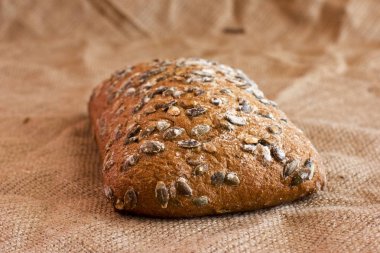 Çuval bezi üzerinde kabak çekirdeği ile çavdar ekmeği