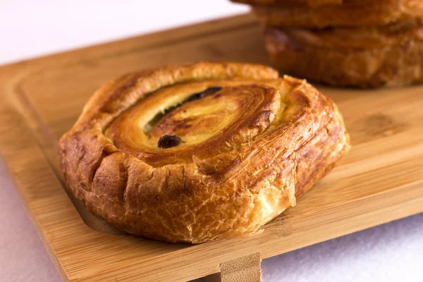 Puf böreği üzerinden üzümlü bükülmüş topuz