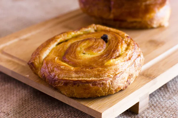 Puf böreği çul üzerinde gelen üzümlü bükülmüş topuz 