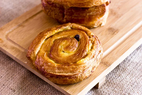 Puf böreği çul üzerinde gelen üzümlü bükülmüş topuz