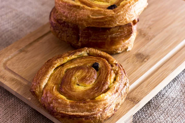 Puf böreği çul üzerinde gelen üzümlü bükülmüş topuz