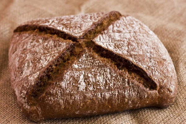 Pão escuro de centeio em serapilheira — Fotografia de Stock
