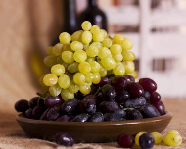 Kahverengi Kil çanak üzerinde mavi ve Yeşil üzüm