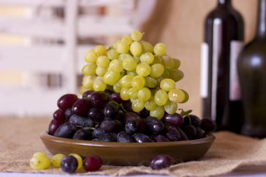 Kahverengi Kil çanak üzerinde mavi ve Yeşil üzüm