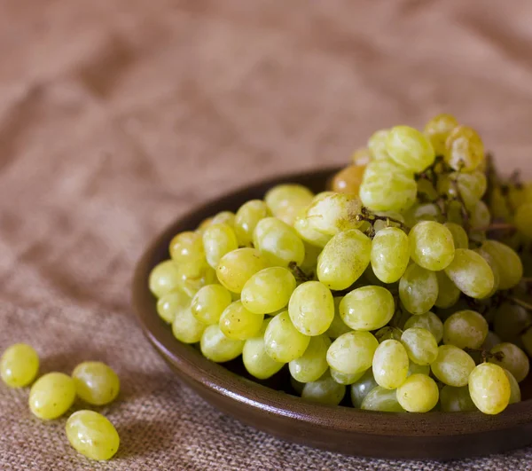 Kahverengi Kil çanak üzerinde Yeşil üzüm