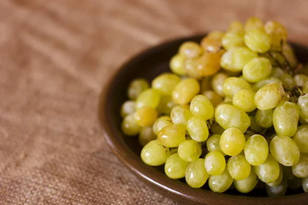 Kahverengi Kil çanak üzerinde Yeşil üzüm