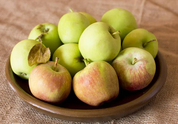 Bahçe elma yeşil ve kırmızı kahverengi Kil çanak üzerinde