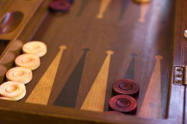 Ahşap kahverengi tavla oyunu 