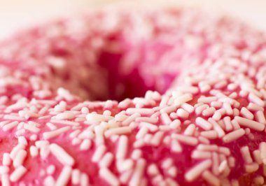 Beyaz bir arka plan üzerinde parlak pembe çörek. Makro. Seçici focu