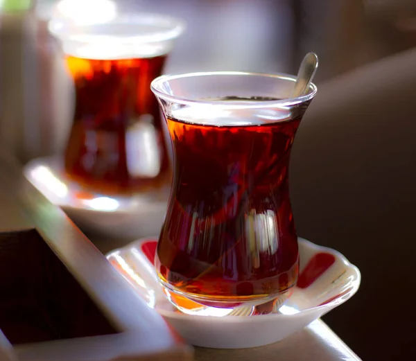 Chá preto de ervas turcas em vidro tradicional — Fotografia de Stock