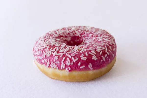 Leuchtend rosa Donut auf weißem Hintergrund — Stockfoto