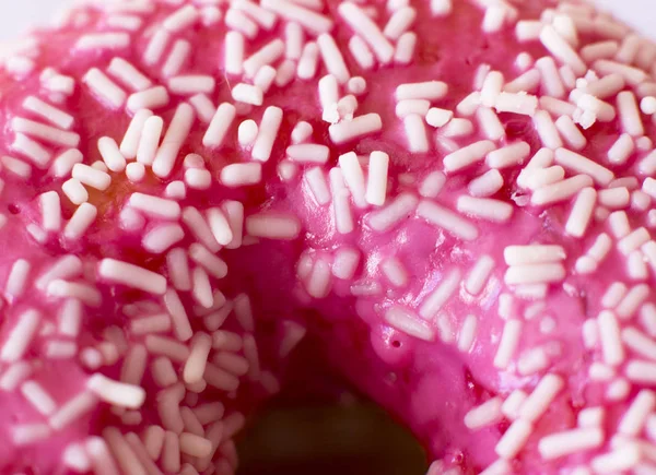 Donut brilhantemente rosa em um fundo branco. Macro. Foco selectivo — Fotografia de Stock