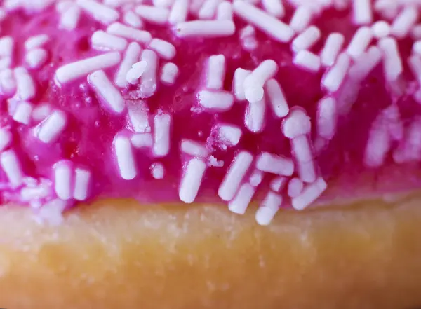 Leuchtend rosa Donut auf weißem Hintergrund. Makro. Selektive Fokussierung — Stockfoto