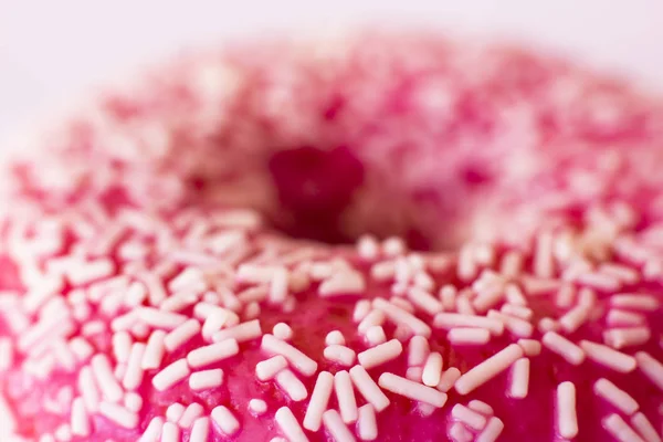 Donut brilhantemente rosa em um fundo branco. Macro. Foco selectivo — Fotografia de Stock