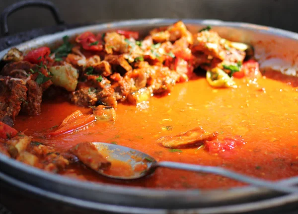 Guisado de legumes em uma panela grande — Fotografia de Stock