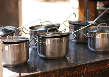 Paslanmaz çelik ocakta altı tencere