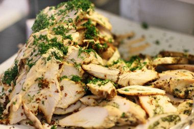 Füme tavuk Yeşiller ile dilimlenmiş