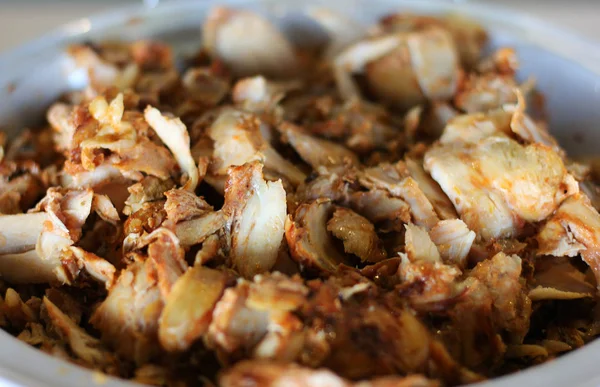 Hünkar bir tabak içinde dilimlenmiş tavuk