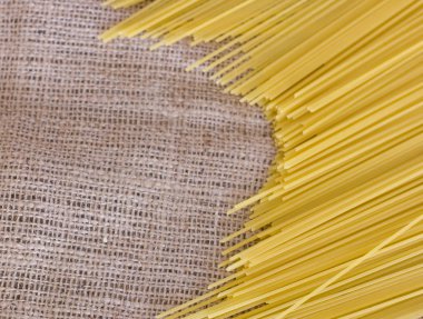 Üzerinde kahverengi bir eski çul ham spagetti