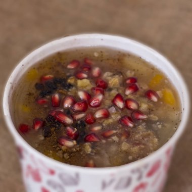 Kurutulmuş frui ile haşlanmış mısır gevreği gelen Türk tatlı sebzeli Aşure