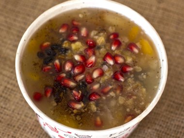 Kurutulmuş frui ile haşlanmış mısır gevreği gelen Türk tatlı sebzeli Aşure