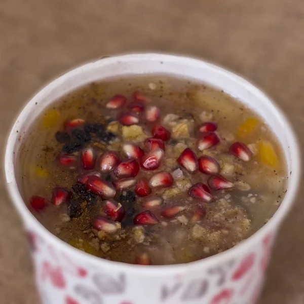 Kurutulmuş frui ile haşlanmış mısır gevreği gelen Türk tatlı sebzeli Aşure