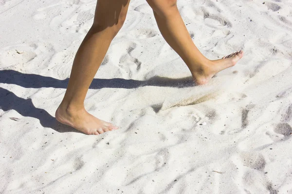 Pés descalços andando na areia branca — Fotografia de Stock