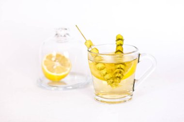 Adaçayı ve limon bir cam kupa ile sıcak çay.