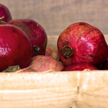 Olgun kırmızı nar mezarda üzerinde kahverengi çuval bezi