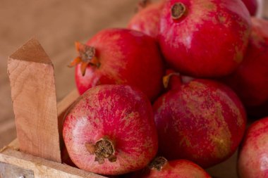 Olgun kırmızı nar mezarda üzerinde kahverengi çuval bezi