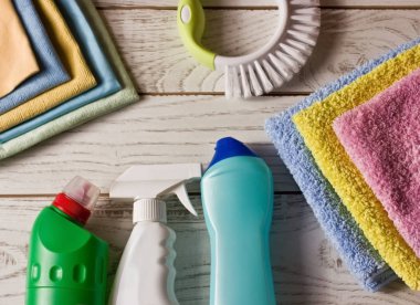 Renkli mikrofiber peçeteler, Ajan, sprey ve w üzerinde fırça Temizleme