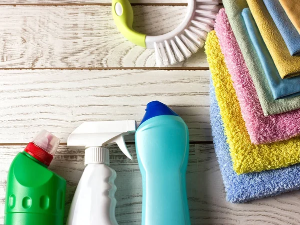 Colored microfiber napkins, cleaning agent, spray and brush on w — Stock Photo, Image