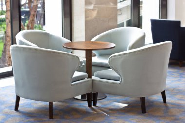 Çalışma iç. Hafif deri sandalyeler ve kahverengi ahşap masa.