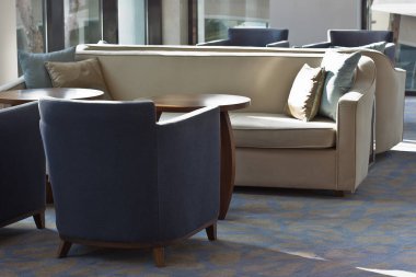 Çalışma iç. Hafif deri sandalyeler ve kahverengi ahşap masa.