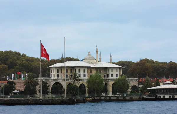Vista del Bósforo en Estambul con bandera turca — Foto de Stock