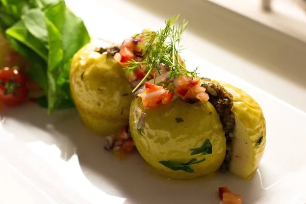 Patata rellena de arroz y verduras frescas en un plato blanco — Foto de Stock