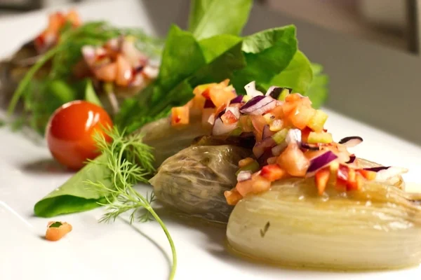 Cebolla rellena con verduras frescas en un plato blanco — Foto de Stock