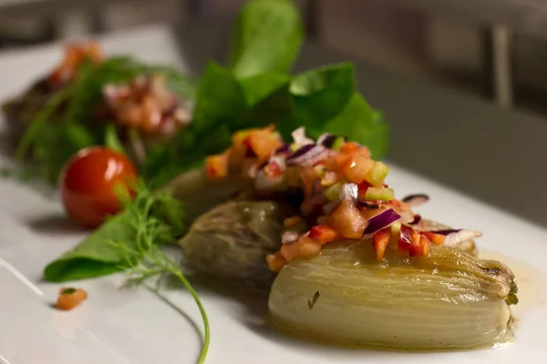 Cebolla rellena con verduras frescas en un plato blanco — Foto de Stock
