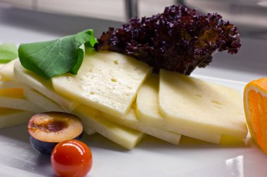 Çedar peyniri ile taze otlar, Erik ve kiraz domates