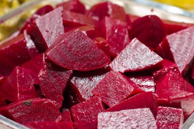 Pişmiş pancar, dilimlenmiş. Seçici odak. Makro çekimi.