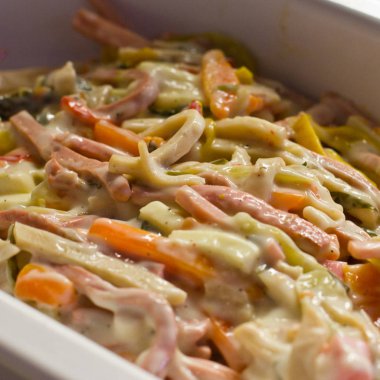 İtalyan salatası haşlanmış sebze ve mayonez ile jambon